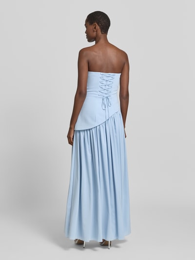 Frauenmodel trägt Abendkleid in Maxilänge im schulterfreien Design von Hey Kyla, hellblau, tailliert, Falten-Optik, Rückansicht, Ganzkörperansicht