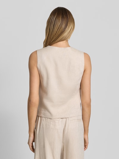 Frauenmodel trägt Weste aus Viskose-Leinen-Mix mit V-Ausschnitt Modell 'DAZIA' von B.Young in Beige, strukturierte Oberfläche, Ganzkörperansicht Rückansicht.