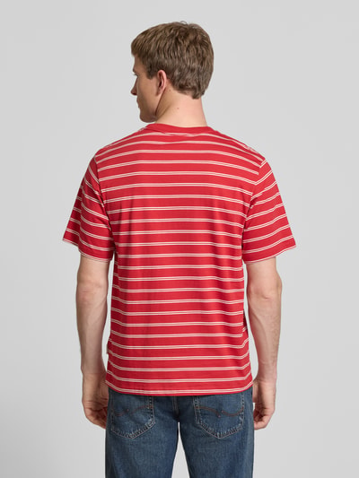 Männermodel trägt T-shirt met streepmotief en ronde hals van JACK & JONES, puur katoen, regular fit, ruglengte bij maat M 62 cm, ganzkörperansicht rugaanzicht