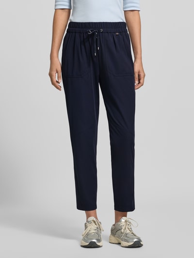 Frauenmodel trägt Hose mit elastischem Bund und Eingrifftaschen von Marc Cain, dunkelblau, Material-Mix mit Stretch, Regular Fit, Ganzkörperansicht von vorne.