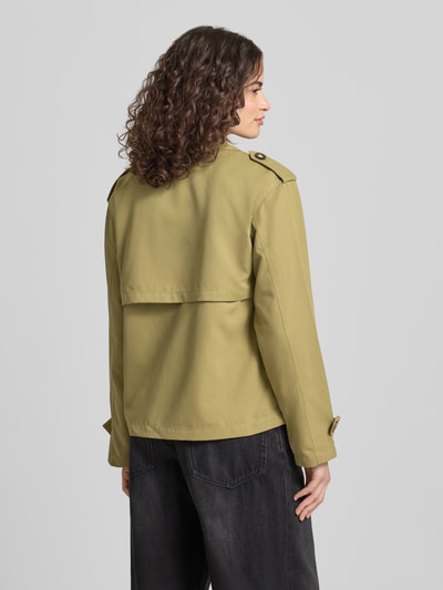 Frauenmodel trägt Regular Fit Trenchcoat-Jacke mit Reverskragen Modell 'HANNAH' von Only, Optik: Unifarben, Schulterriegel, Rückenpasse, Langarm, seitliche Eingrifftaschen, Ganzkörperansicht Rückansicht.