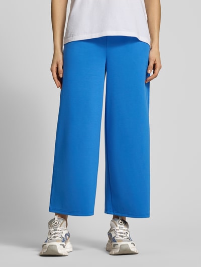 Frauenmodel trägt Wide Fit Hose mit elastischem Bund Modell 'Kate' von ICHI in leuchtendem Blau, glatte Textur, Nahaufnahme Unterkörper. Material-Mix mit Viskose-Anteil, Damenhose mit elastischem Bund, Bundweite S 37 cm, Innenbeinlänge 66 cm.