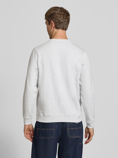 Männermodel trägt lichtgrijs sweatshirt met motiefprint van CHILL PILL, katoenmix met viscose, regular fit, ruglengte maat M 67 cm, mouwlengte maat M 75 cm, ronde hals, heren, ganzkörperansicht rückansicht