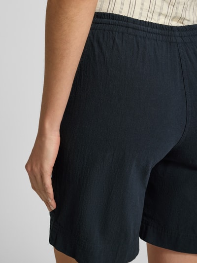 Frauenmodel trägt Shorts mit elastischem Bund Modell 'Cissie' von Soyaconcept, reine Baumwolle, Regular Fit, Detailaufnahme Rückansicht.