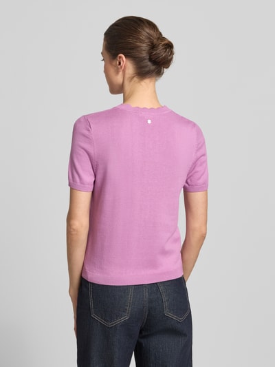 Frauenmodel trägt Strickshirt mit Rundhalsausschnitt mit Wellensaum von Zero in Rosa, körpernaher Schnitt, 1/2-Arm, Rückenlänge 50 cm, Ganzkörperansicht Rückansicht.
