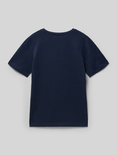 Junge trägt Regular Fit T-Shirt aus reiner Baumwolle von s.Oliver RED LABEL, Optik: Unifarben, Materialverarbeitung: Jersey, Ganzkörperansicht Rückansicht.