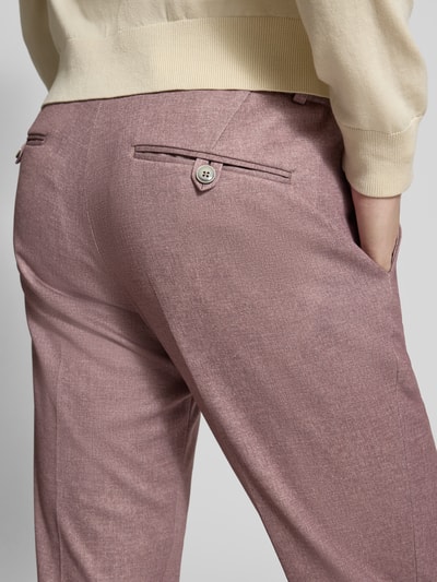 Männermodel trägt Slim Fit 2-Knopf-Sakko mit Pattentaschen von Zuitable, mieszanka lyocellu, beżowy, różowo-szare spodnie, detailaufnahme tylnej części, szerokość w rozmiarze 50: 43 cm, długość wewnętrzna nogawki w rozmiarze 50: 81 cm, kołnierz z połami, zapięcie na 2 guziki, kieszenie z patką, krój slim fit