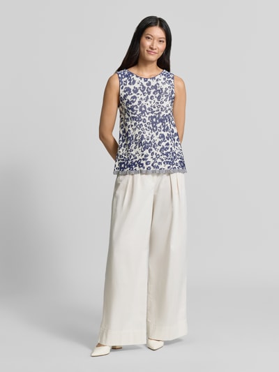 Frauenmodel trägt Stricktop aus Viskose-Mix mit Rundhalsausschnitt von Marc Cain, Allover-Look in Blau und Weiß, Regular Fit, Ganzkörperansicht von vorne.
