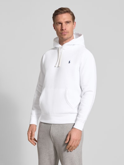 Männermodel trägt Regular Fit Hoodie aus Baumwoll-Mix von Polo Ralph Lauren, Optik: Unifarben, Logo-Detail, Sweat, Ganzkörperansicht von vorne.