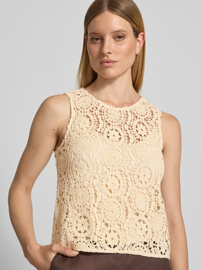 Vrouwenmodel draagt Relaxed Bluse aus Viskose-Mix Modell 'Baxter' van MSCH Copenhagen met gehaakte look, mouwloos design, ronde hals, semi-transparant; detailopname bovenlichaam, ruglengte maat S 53 cm.