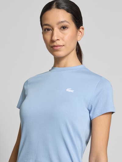 Frauenmodel trägt Slim Fit T-Shirt aus Baumwoll-Mix von Lacoste, Optik: Unifarben, Logo-Patch, Rundhals, Damen T-Shirt, Nahaufnahme Oberkörper.