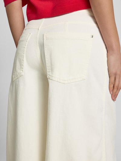 Frauenmodel trägt Loose Fit Jeans mit Eingrifftaschen Modell 'Melli' von Brax in Offwhite, Baumwoll-Mix, Wide Leg, Nahaufnahme Rückansicht.