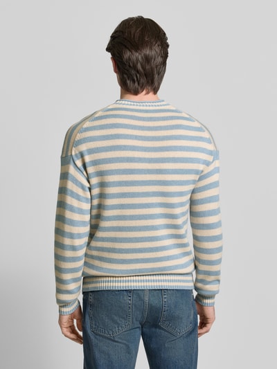 Männermodel trägt Strickpullover aus Baumwoll-Kaschmir-Mix mit gerippten Abschlüssen von FTC-Cashmere, Regular-Fit, Rückenlänge 70 cm, Ganzkörperansicht Rückansicht.
