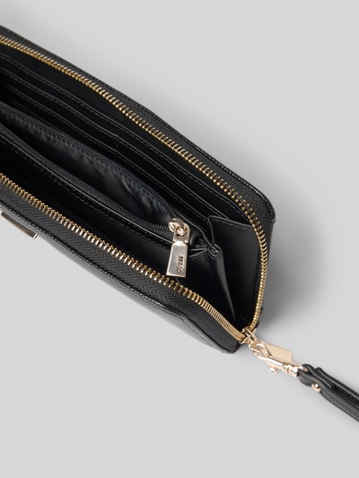 Produktfoto, Portemonnaie in Leder-Optik Modell 'Gilda' von Guess, schwarzes Kunstleder, geteiltes Hauptfach, goldener Reißverschluss, Logo-Detail