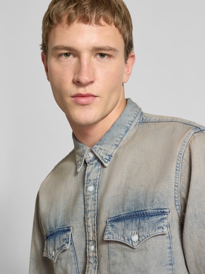 Männermodel trägt Relaxed Fit Jeanshemd mit Brusttaschen Modell 'WESTERN' von Levi's®, puur katoen, knoopsluiting, labeldetail, Nahaufnahme Oberkörper