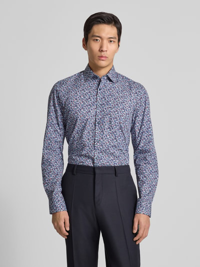 Męskim model nosi Slim Fit Businesshemd aus Baumwolle mit Kentkragen od OLYMP Level Five, granat, wzór kwiatowy, listwa guzikowa, widok z przodu, koszula biznesowa, bawełna, krój slim fit, kołnierzyk typu kent, długość tyłu 82 cm, szerokość ramion 46 cm, długość rękawów 70 cm, rozmiar 40, całkowity przód.