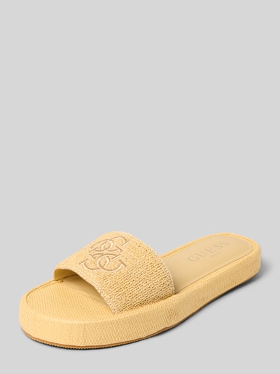 Produktfoto, Sandalette mit Label-Stitching von Guess in Beige mit Strukturmuster, abgerundete Spitze, Schlupfform, Absatzhöhe 3 cm, Schaftweite 7 cm.