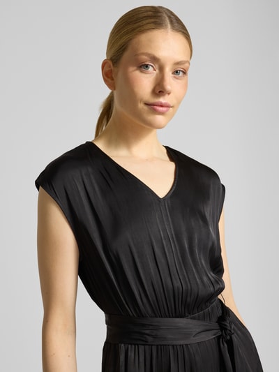 Frauenmodel trägt Regular Fit Jumpsuit mit Taillengürtel zum Binden von s.Oliver RED LABEL, efekt: jednolity kolor, dekolt w serek, zamek błyskawiczny, bez rękawów, wpuszczane kieszenie, wykończenie materiału: satyna, Nahaufnahme górnej części ciała