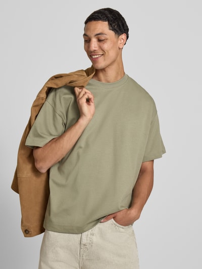 Männermodel trägt Herren T-Shirt mit Rundhalsausschnitt Modell 'BARRON' von Jack & Jones, Baumwoll-Mix mit Stretch-Anteil, Relaxed-Fit, sandfarben, glatte Textur, Rückenlänge bei Größe M: 73 cm, Nahaufnahme Oberkörper.