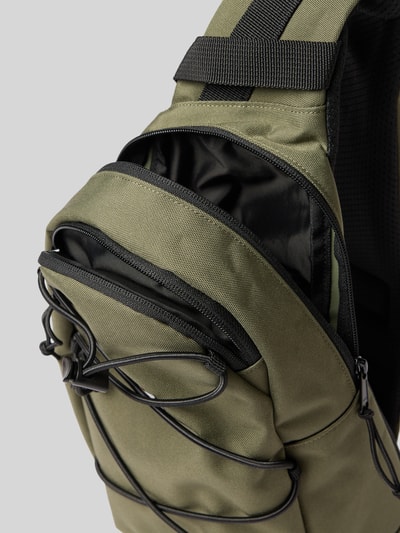 Produktfoto, Sling Bag mit Logo-Patch Modell 'Kyle' von Carhartt Work In Progress in Olivgrün, Reißverschluss, Tunnelzug, robuste Textur