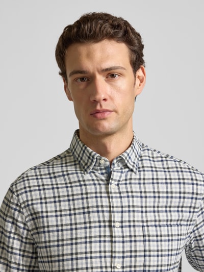 Männermodel trägt Regular Fit Freizeithemd aus reiner Baumwolle mit Kentkragen von Christian Berg Men, Vichy-Karo, Nahaufnahme Oberkörper.