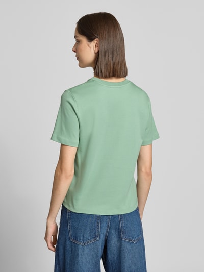 Frauenmodel trägt Basic T-Shirt mit Rundhalsausschnitt von Christian Berg Woman in Mintgrün, reine Baumwolle, unifarben, Rückenansicht.