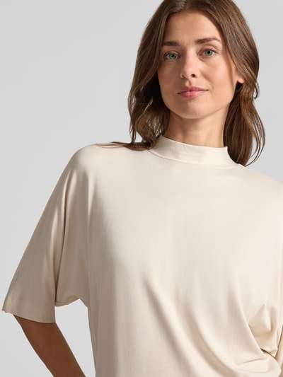 Vrouwenmodel draagt crème 3/4-shirt Relaxed Fit 3/4-Shirt aus Viskose-Mix Modell 'Sinse' van OPUS, dames 3/4-shirt, close-up bovenlichaam.