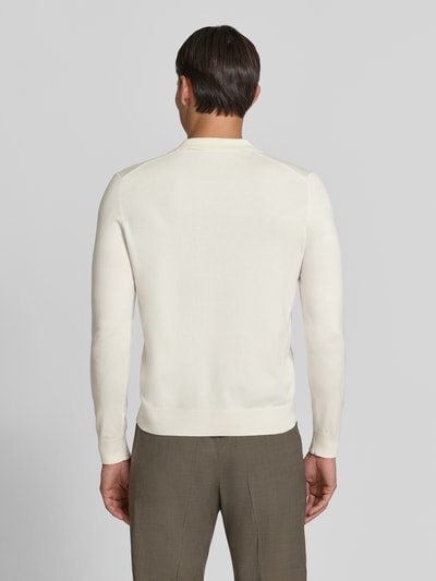 Männermodel trägt cremefarbenen Strickpullover mit Viskose-Anteil Modell 'MANICA LUNGA' von MARKUP, glatte Textur, gerader Schnitt, Umlegekragen, gerippte Abschlüsse, Rückenlänge 52 cm, Ärmellänge 64 cm, Ganzkörperansicht Rückansicht.