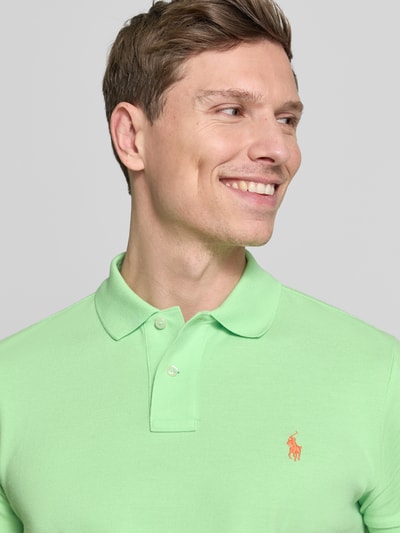 Männermodel trägt Regular Fit Poloshirt aus reiner Baumwolle von Polo Ralph Lauren in Mintgrün, Piqué-Struktur, Logo-Detail, Nahaufnahme Oberkörper.