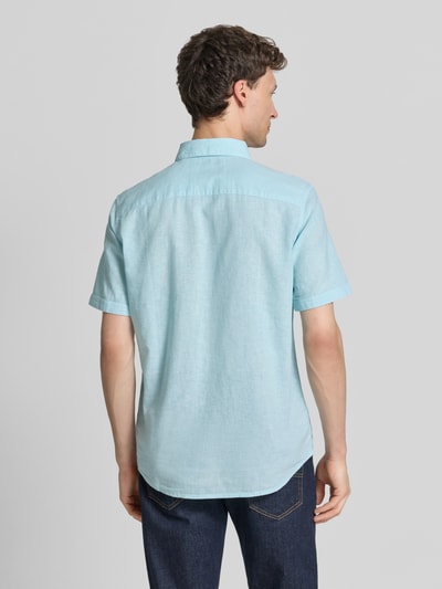 Männermodel trägt Regular Fit Freizeithemd aus Leinen-Baumwolle-Mix von Tom Tailor, Optik: Unifarben, Kurzarm, Ganzkörperansicht Rückansicht