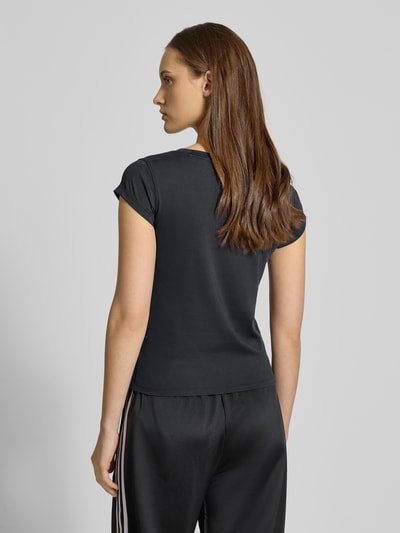 Frauenmodel trägt Cropped T-Shirt mit Label-Print von adidas Sportswear aus Material-Mix mit Stretch-Anteil, Rückansicht, Rückenlänge 49 cm, Slim Fit, gerippter Rundhalsausschnitt.