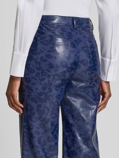 Männermodel trägt spodnie 'Hose in Leder-Optik' od Marc Cain, materiał skóropodobny, krój regular fit, wzór na całej powierzchni, wpuszczane kieszenie, detal z logo, Szerokość w rozmiarze 36: 38 cm, Długość wewnętrzna nogawki w rozmiarze 36: 78 cm, zdjęcie z tyłu, ujęcie zbliżeniowe na biodra i pośladki.