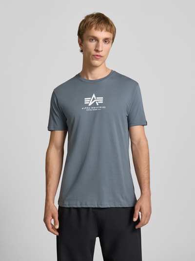 Mannenmodel draagt T-Shirt met Logo en ronde hals van Alpha Industries, grijs, katoen, regular fit, logo, voorkant, halve lichaamsopname