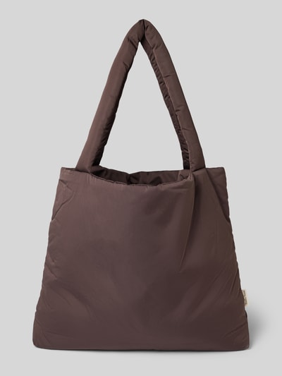 Produktfoto, große braune Tote Bag mit Logo-Detail Modell 'Puffy' von Studio Noos, weiche Struktur, breite Träger, sichtbares Label