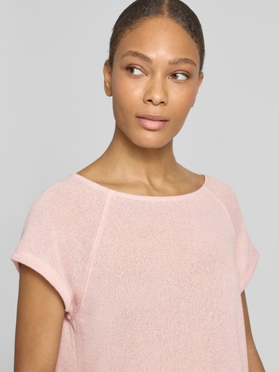 Frauenmodel trägt Strickshirt aus Viskose-Mix Modell 'Svalla' von OPUS in zartem Rosa, Rundhalsausschnitt, Nahaufnahme Oberkörper.