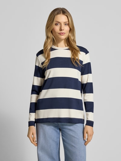 Modelka kobieca ma na sobie Sweatshirt mit geripptem Rundhalsausschnitt Modell 'BARNI' od Soyaconcept, krój regular fit, paski granatowe i kremowe, materiał z domieszką modalu, widok całej sylwetki z przodu.