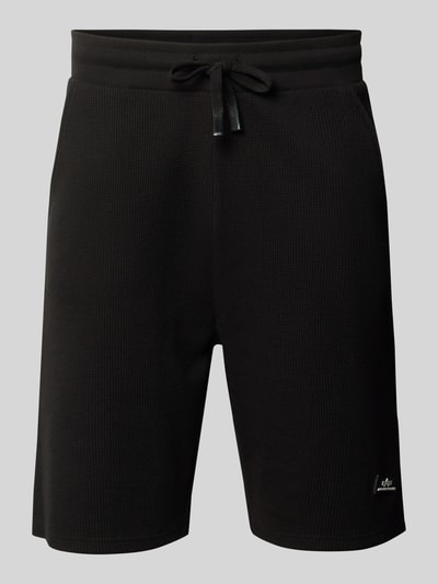 Produktfoto, Shorts mit Strukturmuster und Label-Detail von Alpha Industries, schwarze Herren Shorts, Regular-Fit, elastischer Bund, Bundweite 40 cm, Innenbeinlänge 24 cm