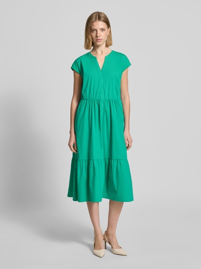 Frauenmodel trägt Knielanges Kleid im Stufen-Look mit V-Ausschnitt von ROBE LÉGÈRE in Grün, Baumwoll-Mix mit Stretch-Anteil, A-Linie, Kappärmel, glatte Textur, Knielänge, Ganzkörperansicht von vorne. Rückenlänge bei Größe 36: 104 cm, Brustweite bei Größe 36: 46 cm.