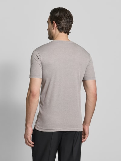 Männermodel trägt T-Shirt mit Rundhalsausschnitt und Brusttasche von Christian Berg Men, Regular-Fit, Material-Mix, Rückenlänge 72 cm, Ganzkörperansicht Rückansicht.