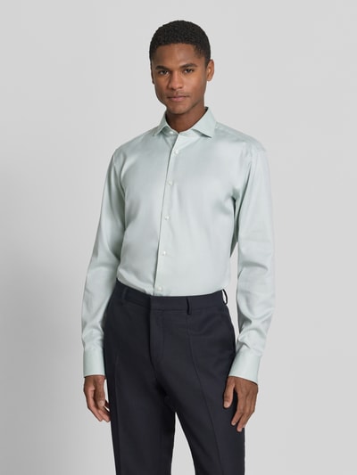 Männermodel trägt Regular Fit Businesshemd aus reiner Baumwolle Modell 'JOE' von BOSS, Optik: Unifarben, Ganzkörperansicht von vorne.
