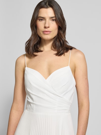 Modelka nosi Regular Fit Hochzeitskleid in Falten-Optik von Hey Kyla, krój regular fit, dekolt na plecach, wszyty zamek błyskawiczny, cienkie ramiączka, plisy, długość tyłu 127 cm w rozmiarze 36, szerokość w rozmiarze 36: 33 cm, biała kolorystyka, gładka faktura, przód sukienki z plisowaniem, zbliżenie na górną część ciała, ujęcie: Nahaufnahme Oberkörper