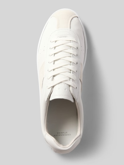 Produktfoto, Sneaker aus Leder mit leicht profilierter Sohle Modell 'CPH98M' von Copenhagen, cremeweiß mit Schnürverschluss, Herren Sneaker, Beschichtetes Leder, Absatzhöhe 2 cm, Schafthöhe 8 cm, Schaftweite 9 cm, Draufsicht auf neutrale Struktur.