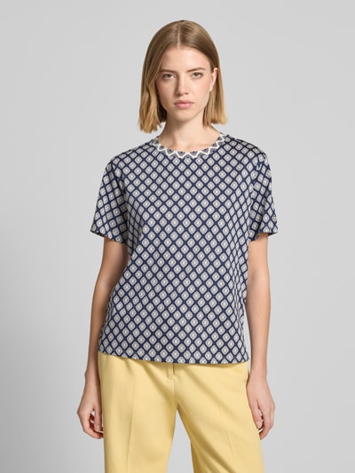 Frauenmodel trägt Regular Fit T-Shirt aus reiner Baumwolle Modell 'BUSSOLA' von Weekend Max Mara, Optik:Allover-Muster, feine Webstruktur, Rundhals, Kurzarm, Ganzkörperansicht von vorne.