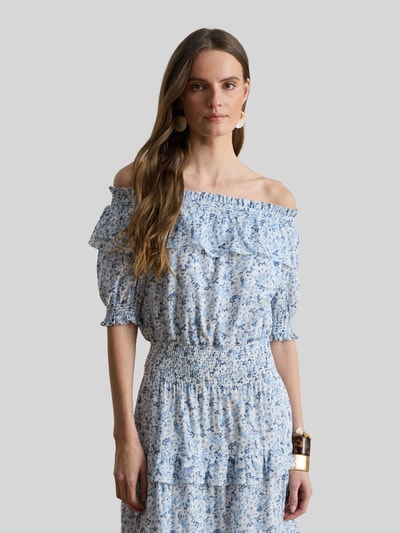 Frauenmodel trägt Freizeitkleid aus reiner Baumwolle von Lauren Ralph Lauren mit Allover-Muster in Blau und Weiß, Nahaufnahme Oberkörper.