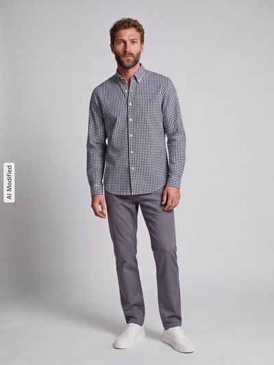 Männermodel trägt Custom Fit Freizeithemd aus reiner Baumwolle von Polo Ralph Lauren in Weiß und Dunkelblau, Ganzkörperansicht von vorne, KI-modifiziertes Bild.