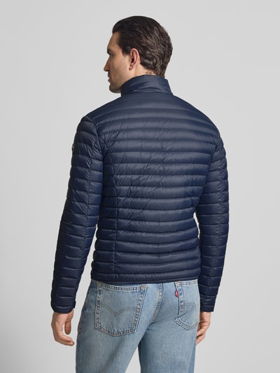 Männermodel trägt Steppjacke mit Zweiwege-Reißverschluss von Colmar Originals in Navy, Regular-Fit, Stehkragen, Ganzkörperansicht Rückansicht. Rückenlänge 65 cm, Schulterbreite 47 cm, Brustweite 43 cm, Ärmellänge 67 cm, Eingrifftaschen.