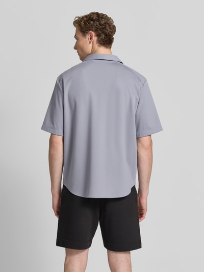 Mężczyzna-model ma na sobie szarą koszulę casualową Relaxed Fit Freizeithemd aus Viskose-Mix model 'ST_UNION S' od BOSS Green, zdjęcie całej sylwetki z tyłu.