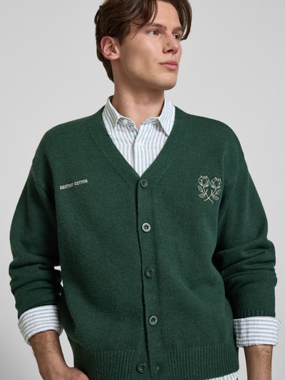 Männermodel trägt Regular Fit Freizeithemd aus Leinen-Baumwoll-Mix Modell 'CAIDEN' von Only & Sons mit Optik:Allover-Muster, Nahaufnahme Oberkörper.