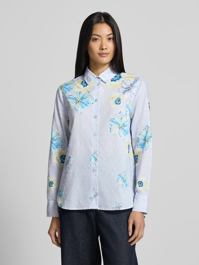 Frauenmodel trägt Regular Fit Hemdbluse aus reiner Baumwolle von Christian Berg Woman mit floralen Prints in Blau und Gelb, Ganzkörperansicht von vorne.