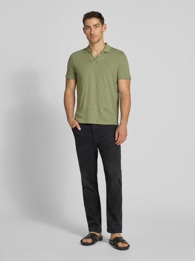 Männermodel trägt Slim Fit Poloshirt mit V-Ausschnitt von MCNEAL, Reine Baumwolle, Polokragen, Rückenlänge 68 cm, Ganzkörperansicht von vorne.